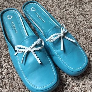 HARD TO FIND-TURQUOISE SLIDES❤️